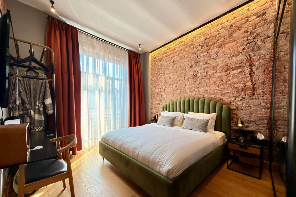 Standard Double Room Street View | Frigobar (abastecido com itens grátis), cofres nos quartos, escrivaninha