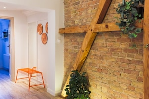 Tabla de planchar con plancha, wifi gratis y ropa de cama