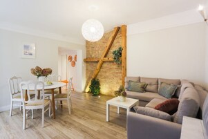 Basic Apartment | Living area