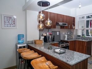 Kjøleskap, mikrobølgeovn, ovn og kaffetrakter/tekoker