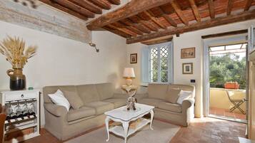 Appartamento familiare, 2 camere da letto, lato montagna (Alloro Grillo) | Area soggiorno | TV 21 pollici con canali satellitari