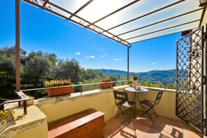 Familienapartment, Mehrere Schlafzimmer, Bergseite (Alloro Grillo) | Speisen im Freien
