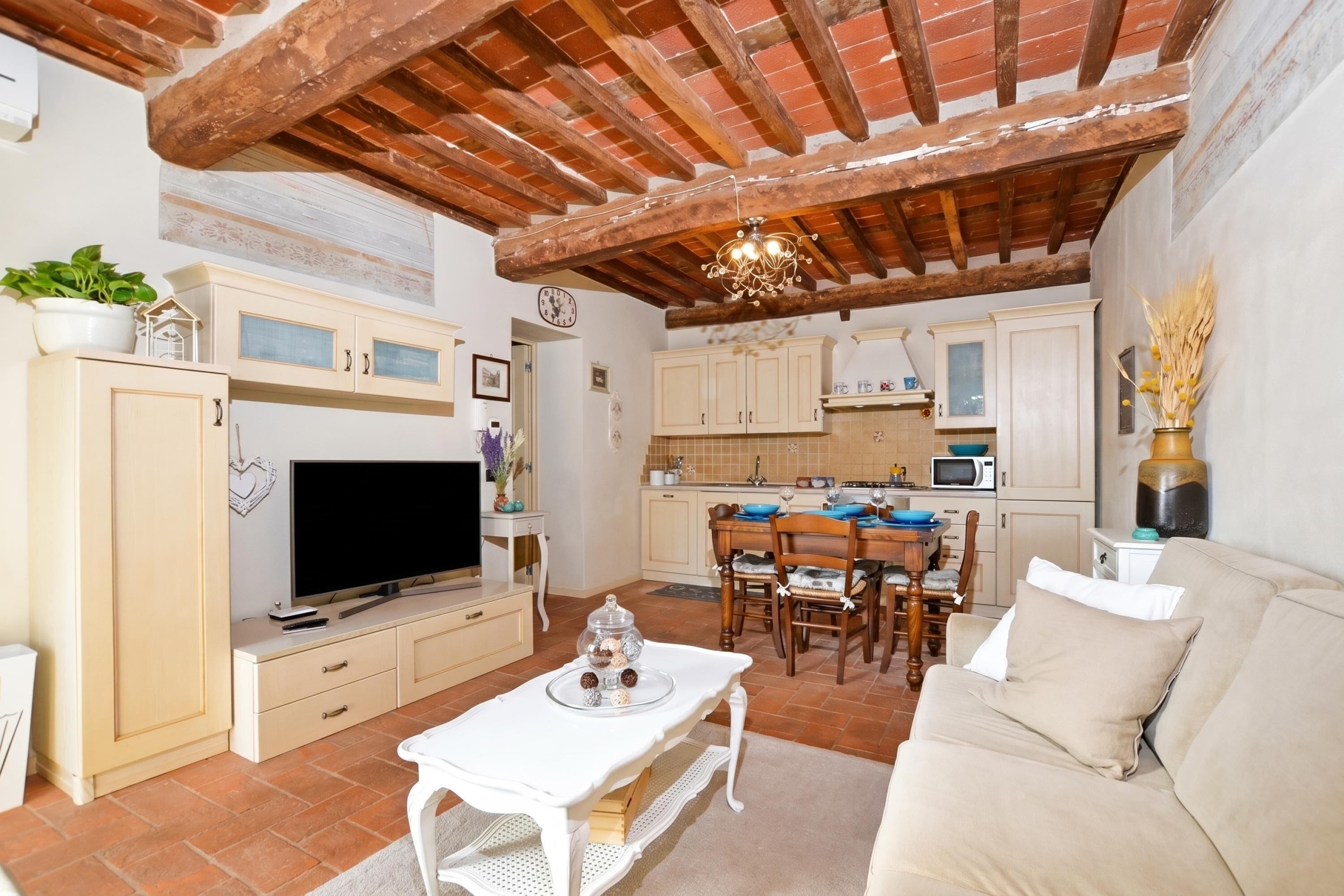 Appartamento familiare, camere multiple, lato montagna (Alloro Grillo) | Area soggiorno | TV 21 pollici con canali satellitari