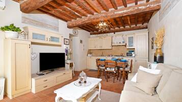 Appartamento familiare, camere multiple, lato montagna (Alloro Grillo) | Area soggiorno | TV 21 pollici con canali satellitari