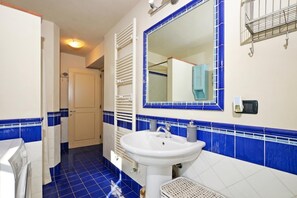 Familienapartment, Mehrere Schlafzimmer, Bergseite (Alloro Grillo) | Badezimmer