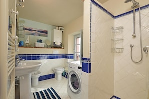 Family Apartment, Multiple Bedrooms, Mountainside (Alloro Grillo) | Bathroom