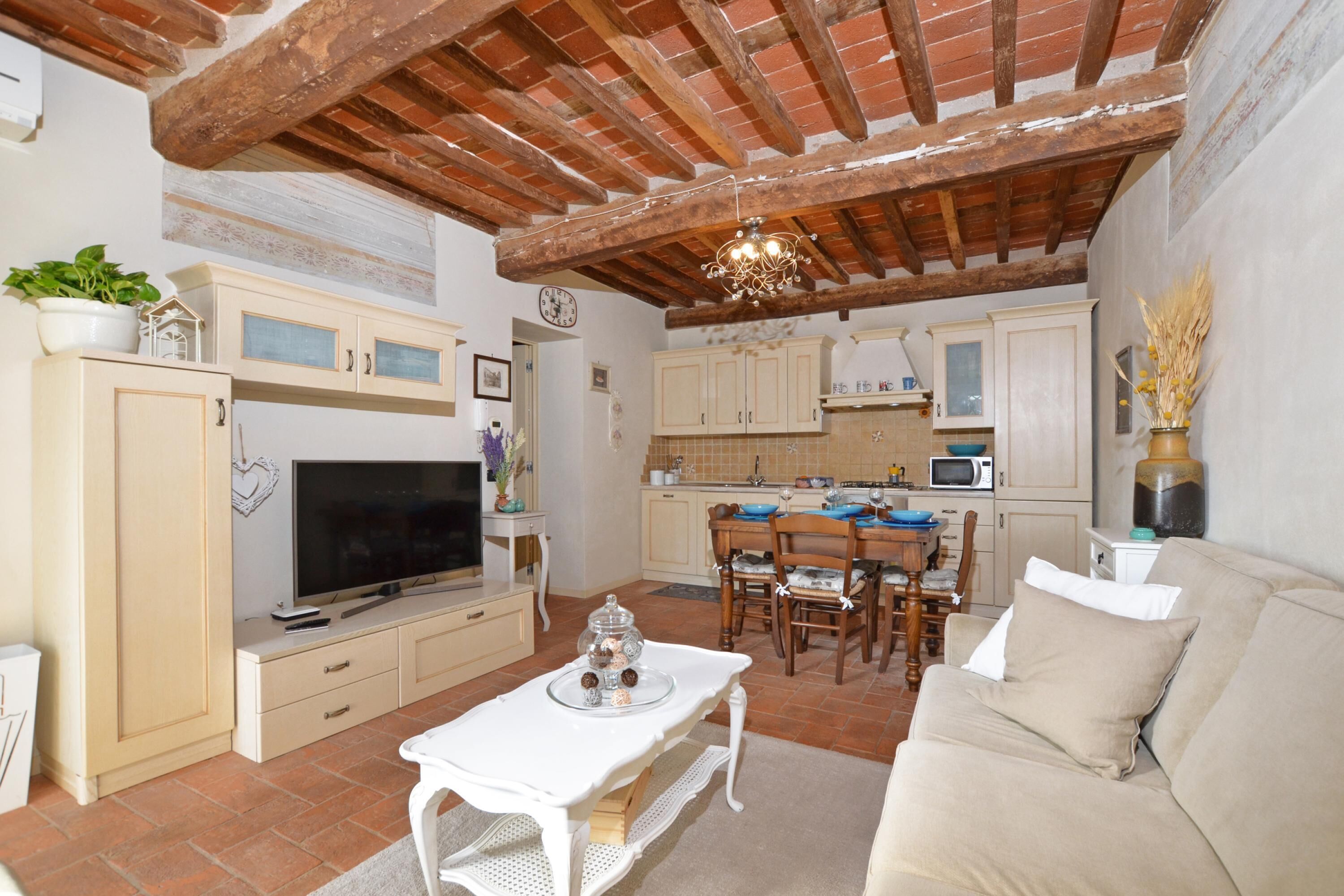 Family Apartment, Multiple Bedrooms, Mountainside (Alloro Grillo) | Living area | 21-inch TV with satellite channels