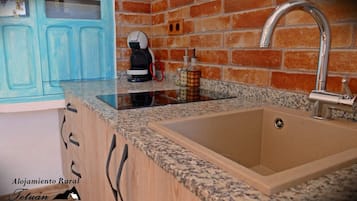 Refrigerador, microondas, parrilla de estufa y cafetera y tetera