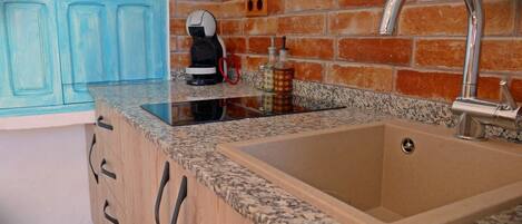 Réfrigérateur, micro-ondes, plaque de cuisson, cafetière/bouilloire