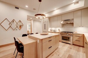 Frigorífico, microondas, horno y placa de cocina