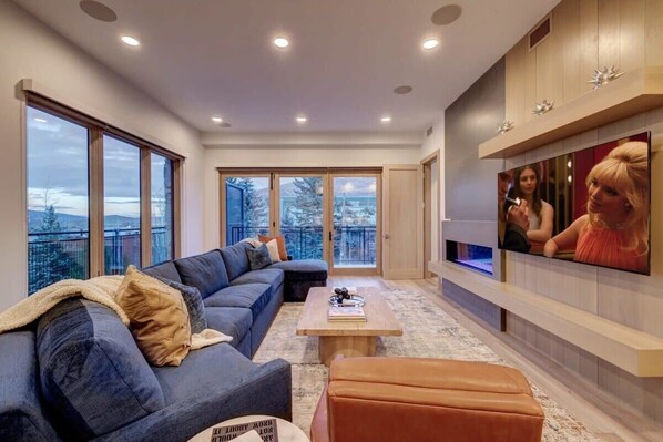 Una televisión, una chimenea, una oficina