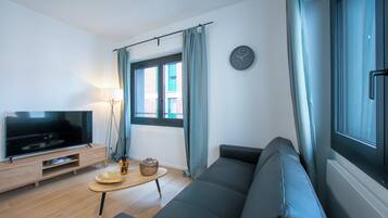 Familielejlighed - 1 soveværelse (Boutique Apartment 2) | Opholdsområde | 21-tommers tv med digitale kanaler