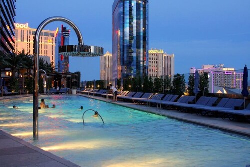 ON THE STRIP! | Classic Comfort - 2 Bedroom Condo