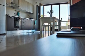 Réfrigérateur, four, plaque de cuisson, cafetière/bouilloire