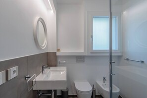 Ducha, artículos de higiene personal gratuitos y secador de pelo