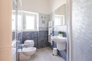 Douche, sèche-cheveux, serviettes fournies, shampoing