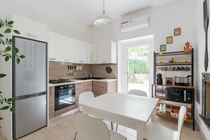 Fridge, oven, stovetop, coffee/tea maker - La Casa nel Verde - YourPlace Abruzzo (Rocca San Giovanni)