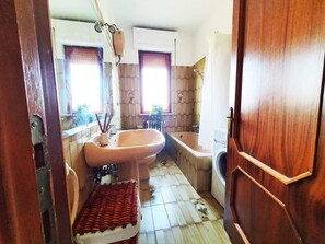 Baignoire, sĂšche-cheveux, serviettes fournies