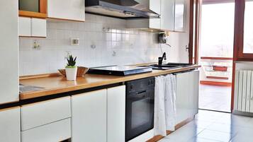 Fridge, oven, stovetop, coffee/tea maker