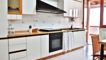 Frigorifero, forno, piano cottura, macchina per tè/caffè