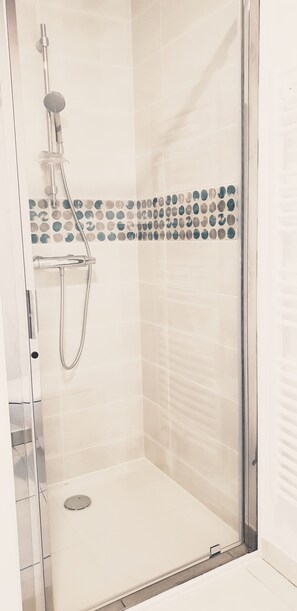 Regadera y papel de baño 