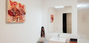 Shower, toilet paper - Studio in luxury residence with garden 10 minutes from Biarritz and beaches (Anglet)