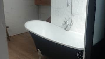 Baignoire, sĂšche-cheveux, serviettes fournies, shampoing