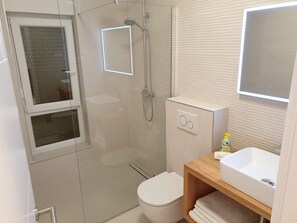 Shower - Luxurious 2 Bedroom 2 Bathroom Apartment with Pool (novalja)