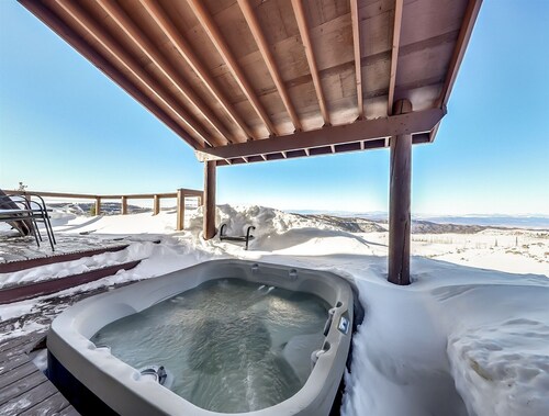Skyview Chalet - amazing views with spa