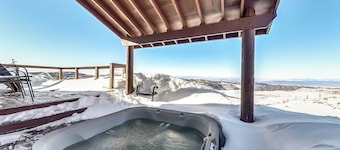 Skyview Chalet - amazing views with spa