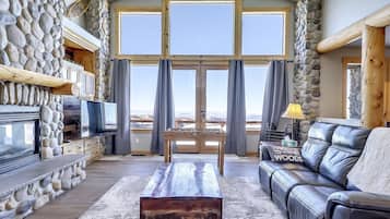 Smart TV, fireplace, DVD player