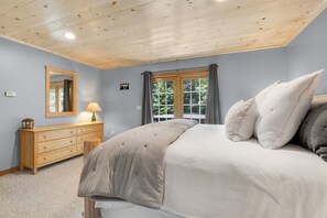 4 室のベッドルーム、デスク、WiFi、ベッドシーツ