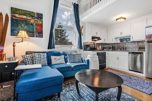 TV - Opera House Loft 25 - Bethel Village (Bethel)