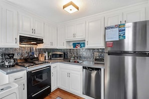 Fridge, microwave, oven, stovetop - Opera House Loft 25 - Bethel Village (Bethel)
