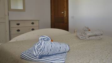 Un dormitorio con cama, cómoda y puerta.