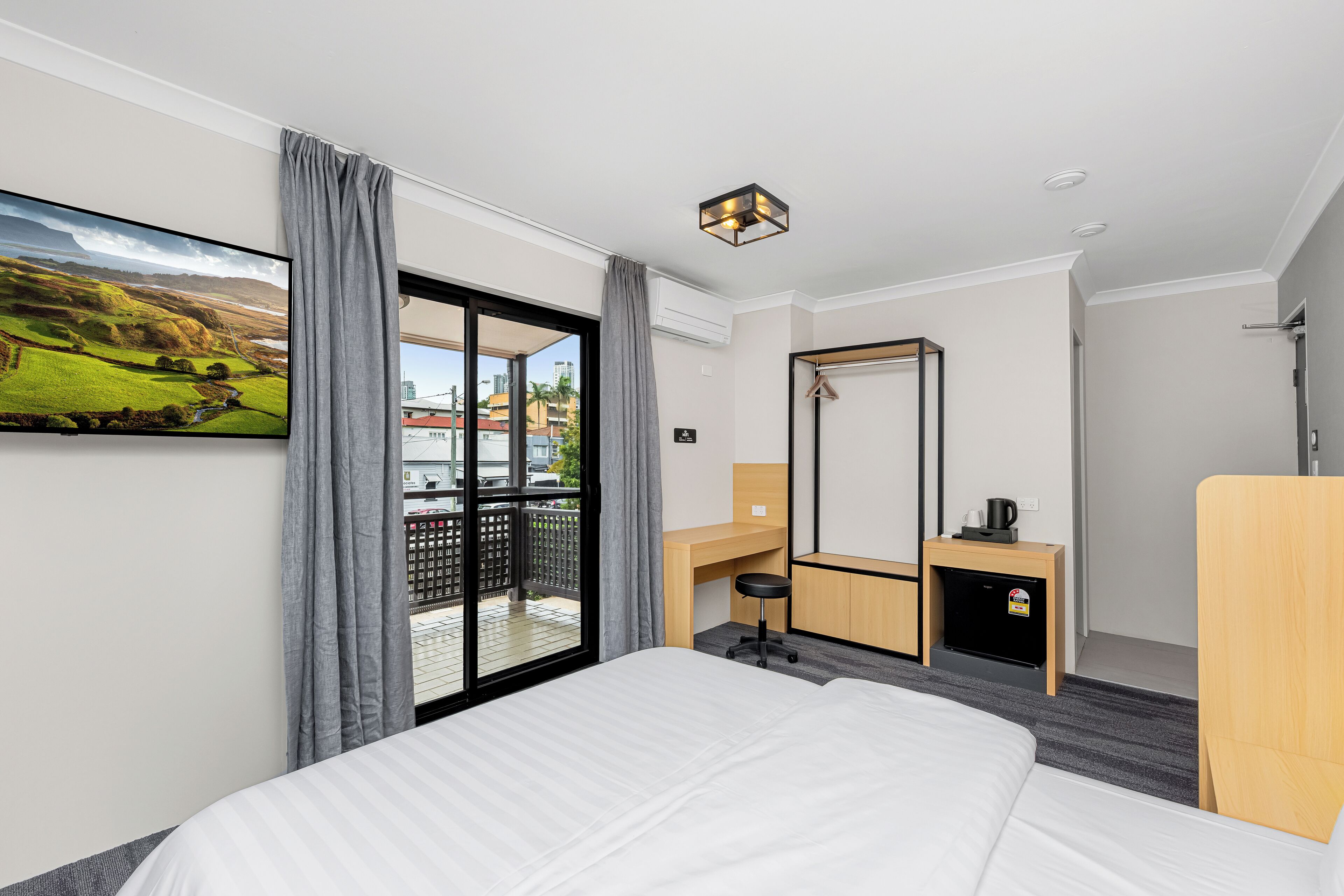 Comfort-Zimmer | Schreibtisch, laptopgeeigneter Arbeitsplatz, Verdunkelungsvorhänge