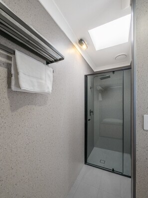 Economy Single Room | Bathroom | Shower, free toiletries, hair dryer, towels