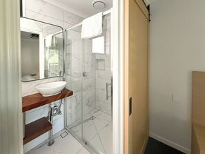 Comfort-pientalo | Kylpyhuone | Suihku, ilmaiset hygieniatuotteet, hiustenkuivaaja, pyyhkeet