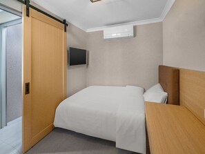 Yhden hengen economy-huone | Työpöytä, kannettavalle tietokoneelle sopiva työtila, pimennysverhot