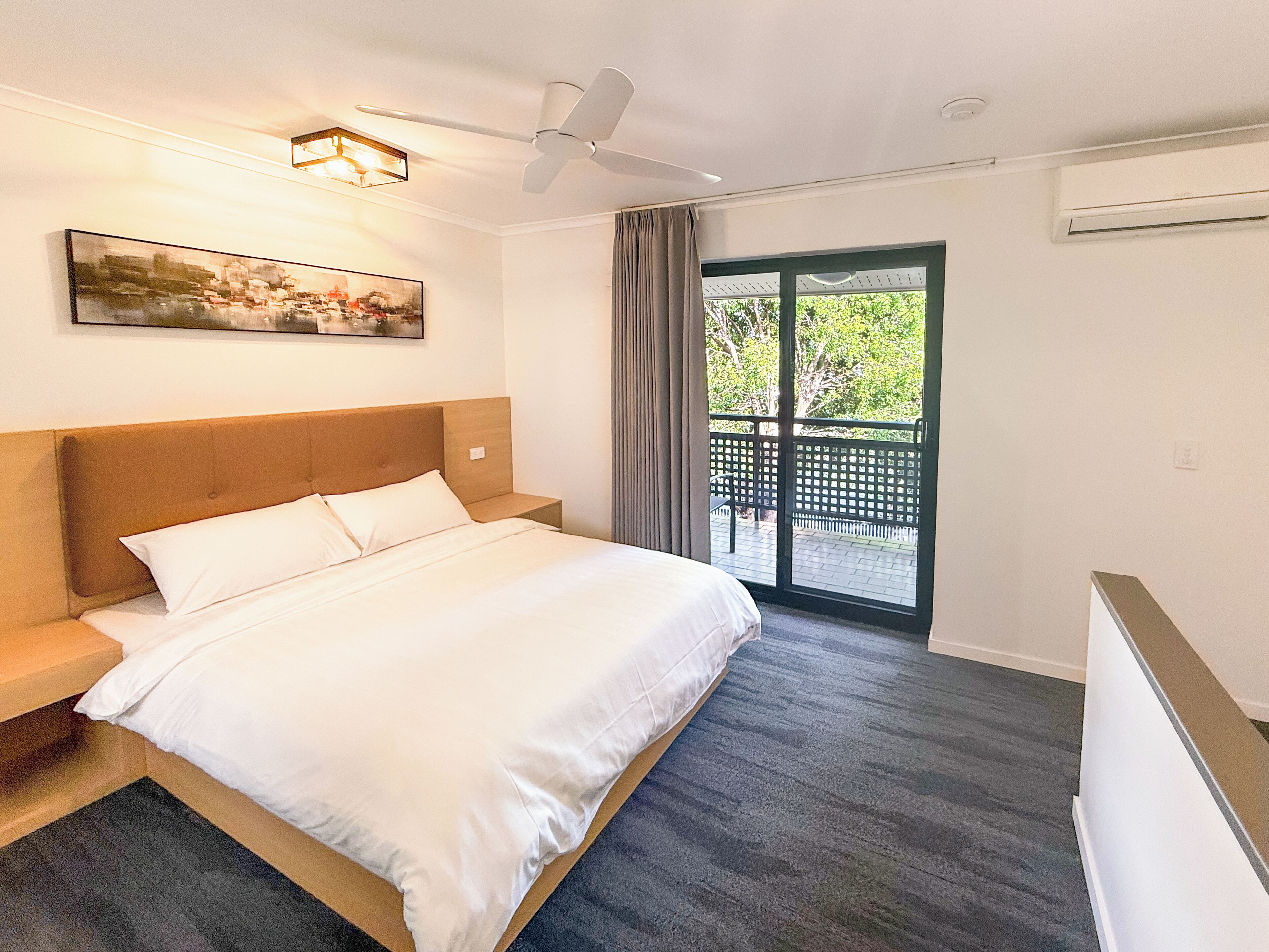 Townhouse – comfort | Skrivebord, skrivebord for bærbar PC og blendingsgardiner