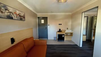 Habitación cuádruple Deluxe | Escritorio, espacio para trabajar con un portátil, cortinas opacas