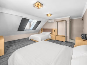 Kahden hengen deluxe-huone, 2 keskisuurta parisänkyä | 1 makuuhuone, työpöytä, kannettavalle tietokoneelle sopiva työtila