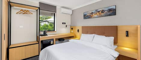 Standardzimmer | Schreibtisch, laptopgeeigneter Arbeitsplatz, Verdunkelungsvorhänge