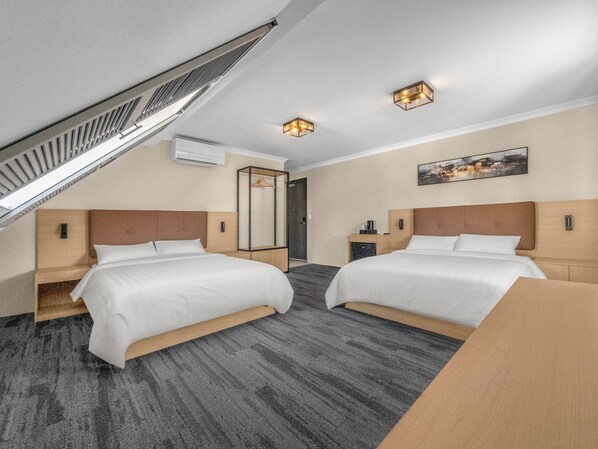 ห้องดีลักซ์ดับเบิล, เตียงควีนไซส์ 2 เตียง | โต๊ะทำงาน, พื้นที่ทำงานแบบใช้แล็ปท็อป, ผ้าม่านกันแสง, เตารีด/โต๊ะรีดผ้า