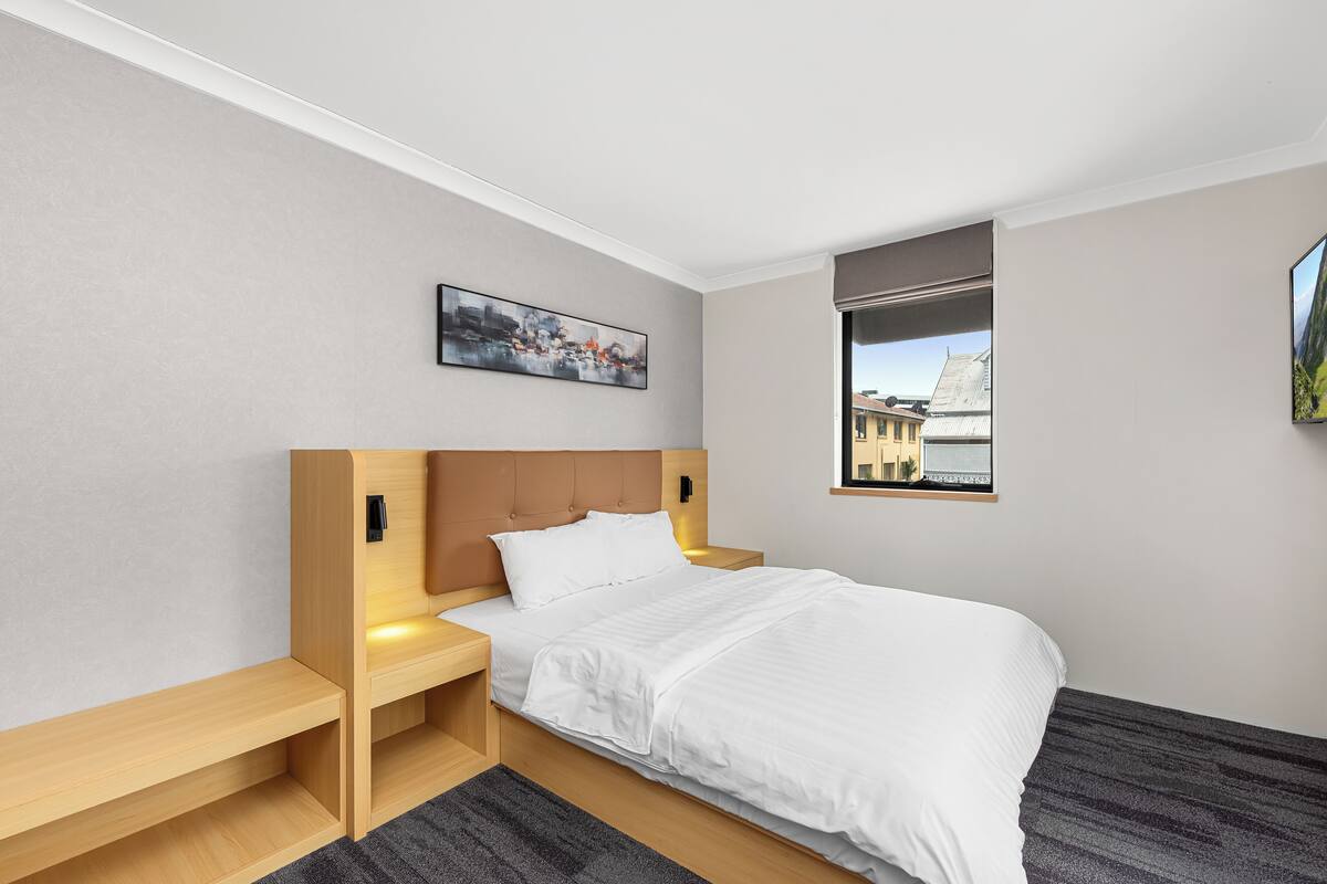 Comfort-huone | Työpöytä, kannettavalle tietokoneelle sopiva työtila, pimennysverhot