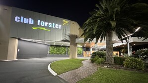 A modern building with a sign reading "Club forster" and a palm tree in the foreground. - Forster holiday home, linen included-WiFi- pets welcome-cafes,beach, golf, fish  (Forster)