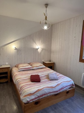 2 Schlafzimmer, Schreibtisch