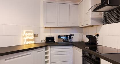Luxury, Modern Apartment w/ Netflix in Zone 2