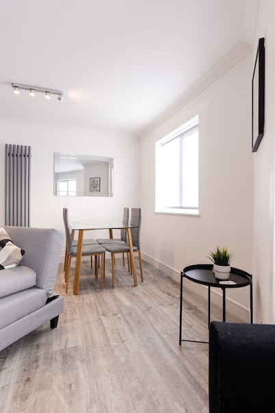 Luxury, Modern Apartment w/ Netflix in Zone 2
