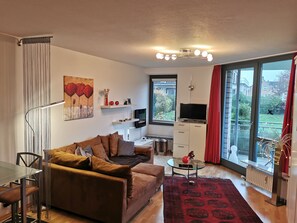 Fernseher, Kamin, Tischtennisplatte, Stereoanlage